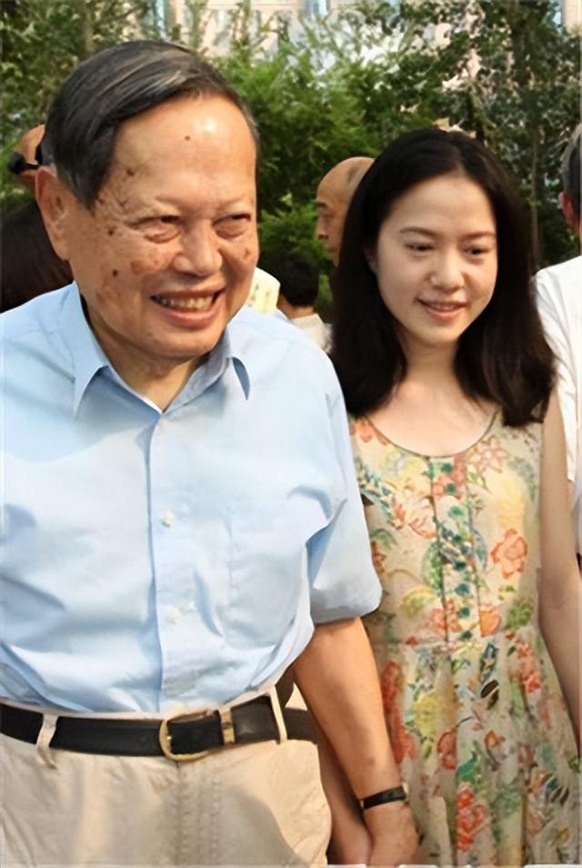 演都不演了！杨振宁去世仅7天，恶心的事情发生了，结局大快人心