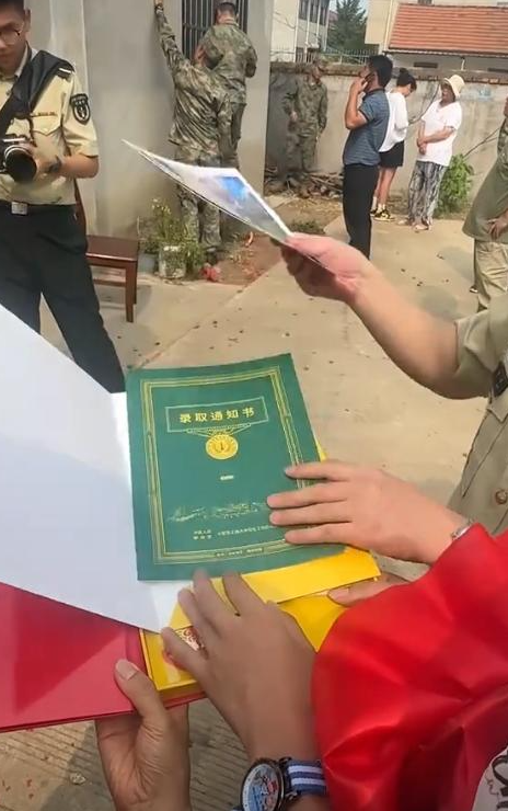 江苏考生被火箭军大学录取，多名领导送通知书，母亲眼神惹人心酸