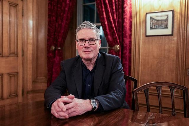 对中国有戒心？斯塔默专机落地神情紧张，随身携带的设备不简单