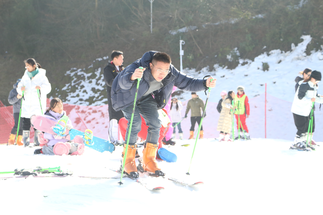 网络达人化身童话NPC，沉浸式打卡玉舍雪山滑雪场