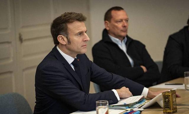 马克龙受了奇耻大辱，转头对中国提出两个请求，特朗普紧急摊牌