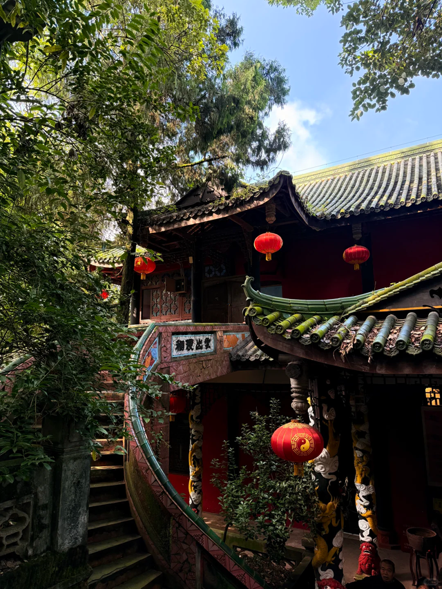 成都地铁直达！被低估的小众徒步秘境，10元斋饭好吃吃到撑