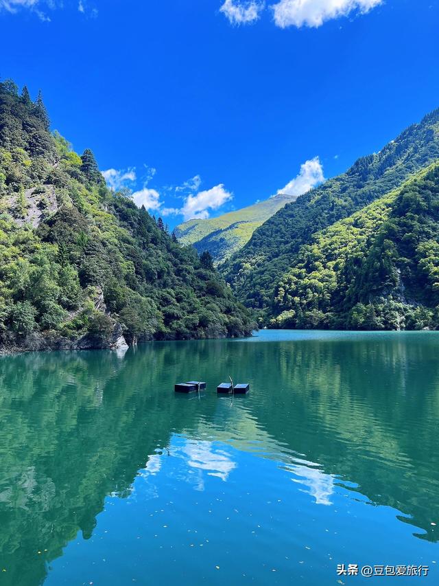 阿坝漫游记：雪山花海与羌寨古寺的十六次心动