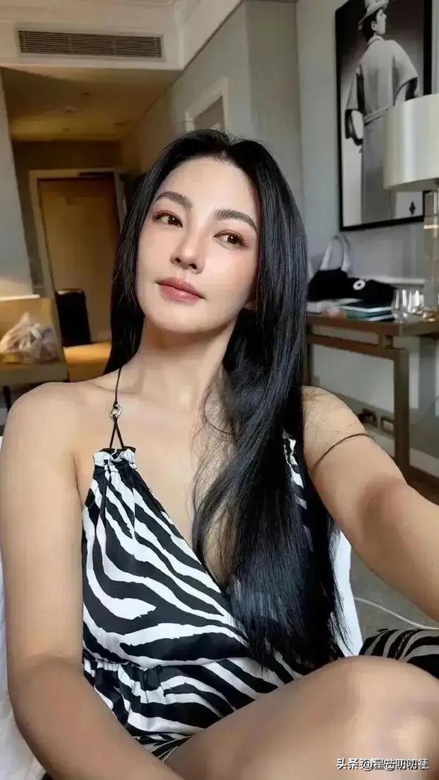 张雨绮居家晒吊带自拍	，那勾人眼神仿佛会说话，让人移不开眼