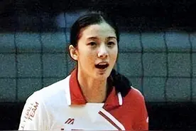 中国女排第一美女，生涯无冠却备受瞩目，如今56岁生活幸福图片