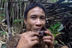 真人版泰山：带儿子在丛林生活41年，儿子从不知道世上还有女人图片