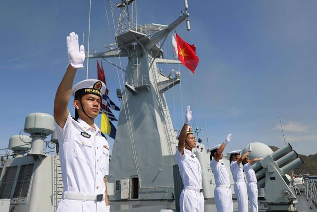 中俄轰炸机首次距日200公里，海空军三面包围封锁，日已孤立无援