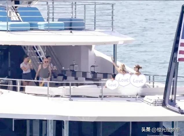 50岁富婆海上激吻小男友？闺蜜当场看呆！网友：这状态太绝了…