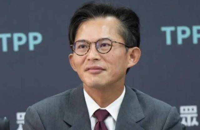 在中日关系敏感时期	，他竟然率团赴日访问，为了刷存在感毫无底线