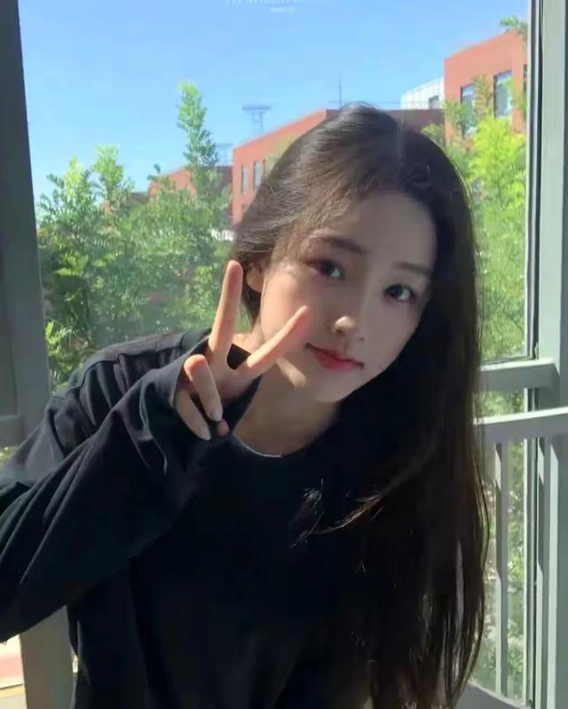 河南校花谢卓亚美貌惊艳全网，网友惊叹：美到让人怀疑人生啊！