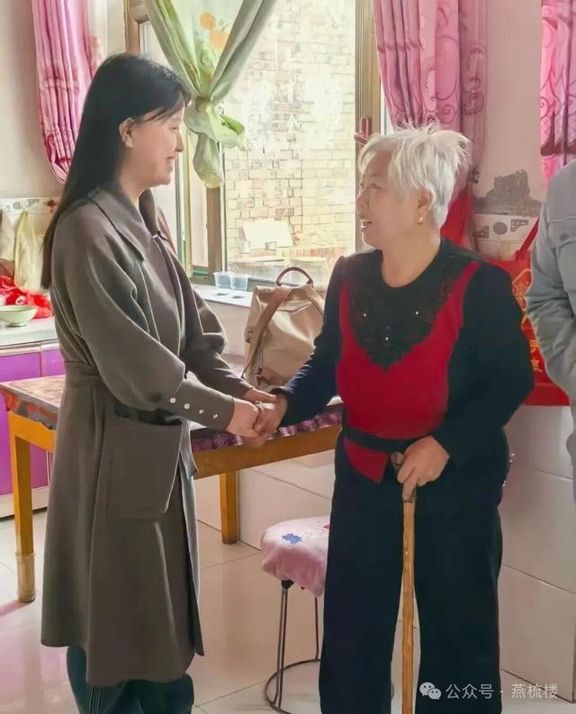 泪目！残疾拾荒者跪地资助女孩，结局却令人心碎