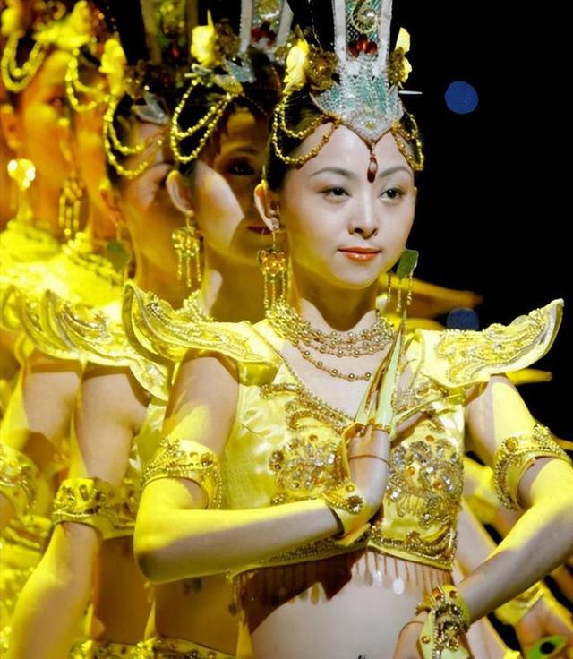 当年千手观音的聋哑人领舞，被富商苦追8年，她如今成了这副摸样