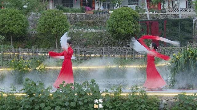 走T台、水幕秀、打铁花......这个“五一”王家湾村太会“玩”→
