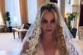 布兰妮在家拍视频穿婚纱“嫁给自己”？！网友们认为她疯了…图片