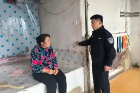 “有这个铃心里踏实多了”！民警自掏腰包给患眼疾独居老人安上报警器图片