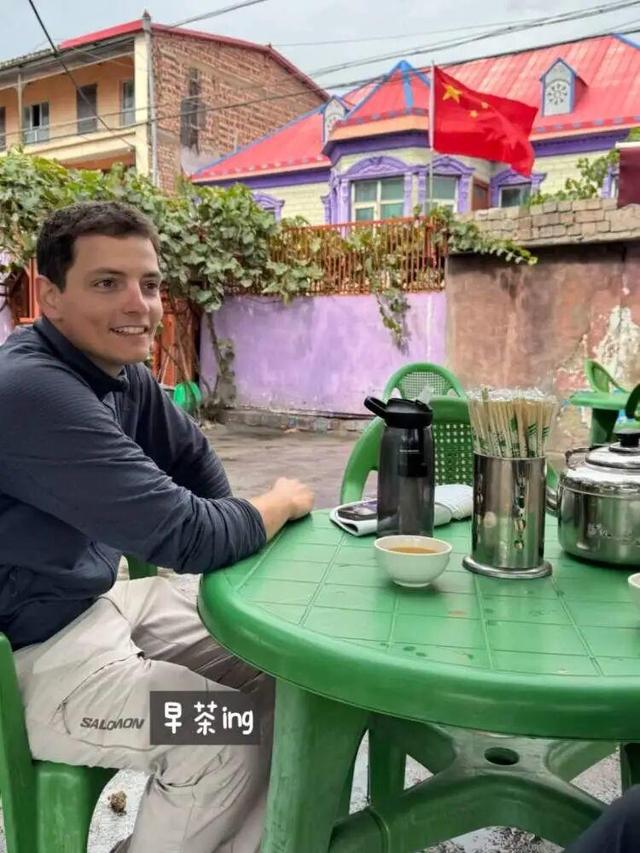 两个年轻人裸辞后徒步一年，只为从法国走到上海！途经15国已步行到新疆