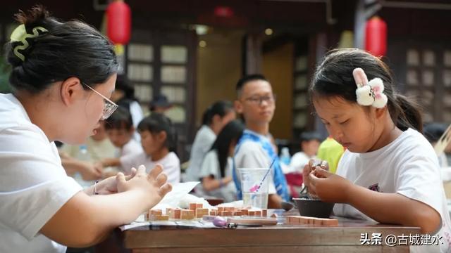 双节品书香 建水两场读书分享会传递历史温度与文化魅力