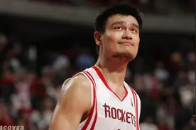 震惊NBA的18岁少年--姚明图片