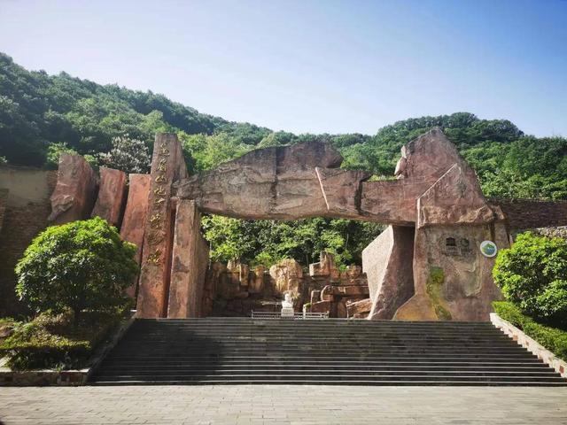 5年倒闭10家A级景区，年轻人穷游住帐篷，天价景区为啥割不动了