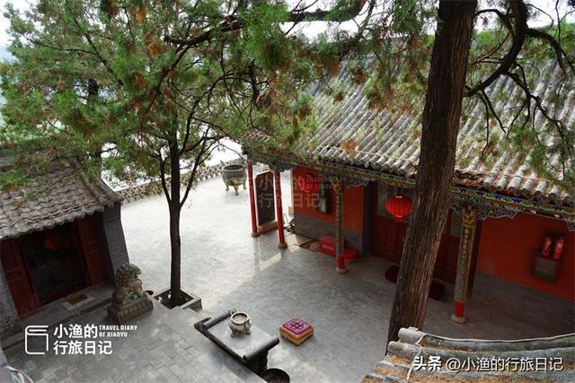 陕西黄河岸边千年石窟寺，建在红色石头上，三面凌空、内有乾坤