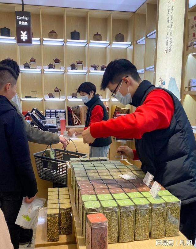 大量日本游客涌入上海，打着旅游幌子不去游玩不吃美食，为啥来？