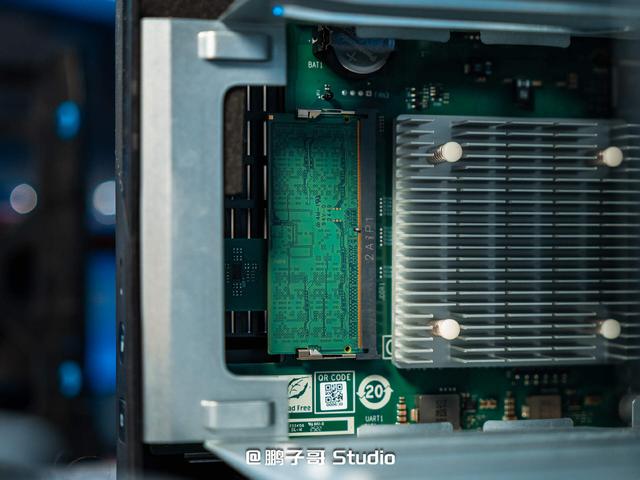 威联通新品NAS Qu805开箱：家用级定价、企业级性能,真香!