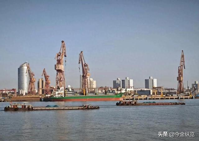 解放军新招！货轮秒变武库舰，千艘导弹齐射，海战格局恐将大变？