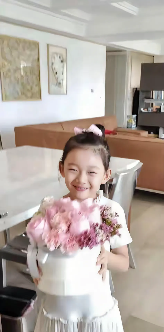 小玥儿长大了，简直就是小版的大S