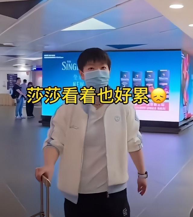 国乒夺冠后回国，恶心一幕发生，王楚钦气得直摇头，没人笑得出来