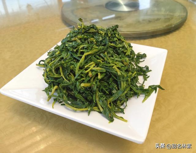 内蒙出发新疆，往返22天，5个人吃饭花4687元，网友问每天吃糠吗