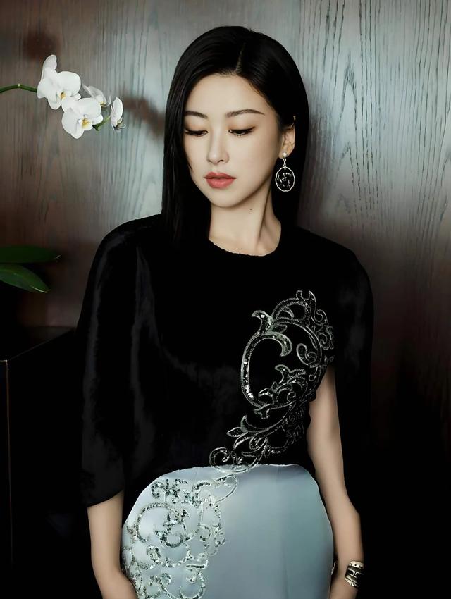 朱珠真空出门这波操作，我有几句实在话想说：好小 比我想的小多了