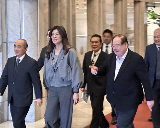 两路人马先后赴美，郑丽文没上大陆，先上美国！到底打的什么牌？