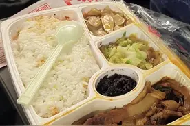 女士在高铁上买了一盒45块钱的盒饭，她质疑：怎么敢卖这么贵？图片