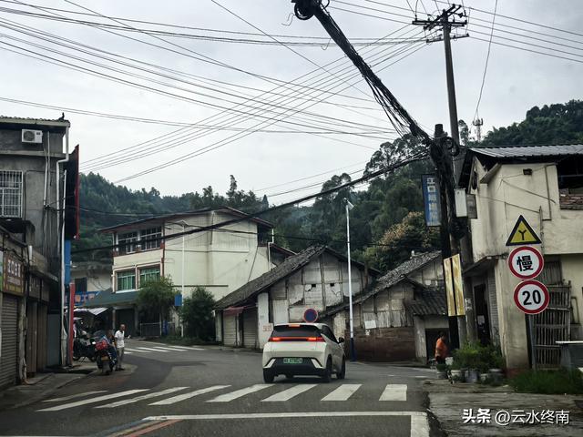 千里岷江第一镇，怎么这么冷寂？沉银宝藏、崖墓摇钱树，都白瞎了