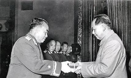 北有橘子洲毛主席雕像，南有杨梅洲彭元帅雕像。一南一北佑护湖南