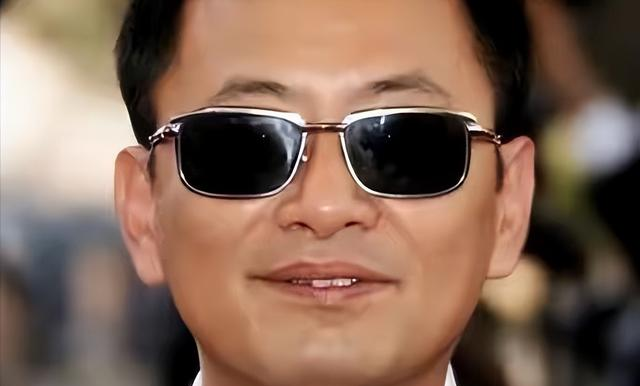 陪睡陪玩只是冰山一角！袭警、集体嫖娼、舔手指，各个离谱且意外