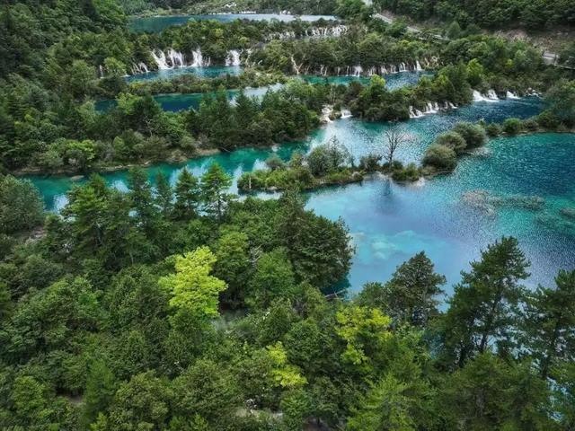 斑斓水色，波光如鳞，九寨沟写下秋天的第一行诗~