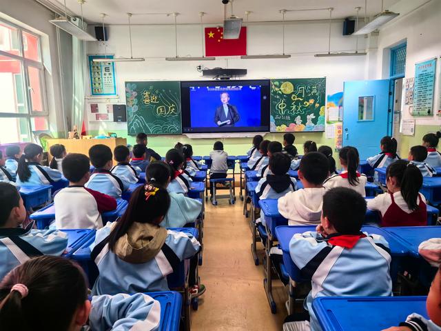 同上一堂科学课：航天英雄杨利伟点燃青海学子航天梦