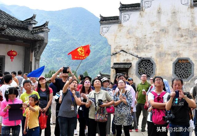 退休后出门旅游，过来人提醒：最好别自由行，体验2次你就明白了