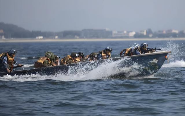 日菲合作了！高市选定中日主战场，对华再次出手，解放军开始巡海
