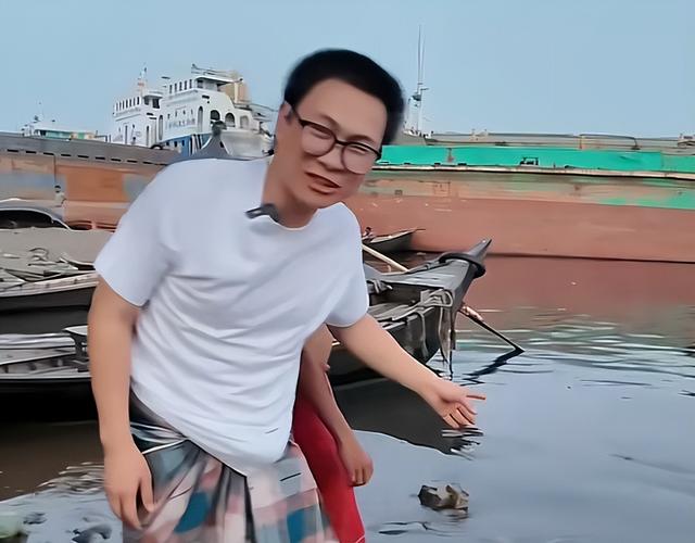 中国小伙在印度干了一杯恒河水，高烧三天全身肿胀，直言千万别喝