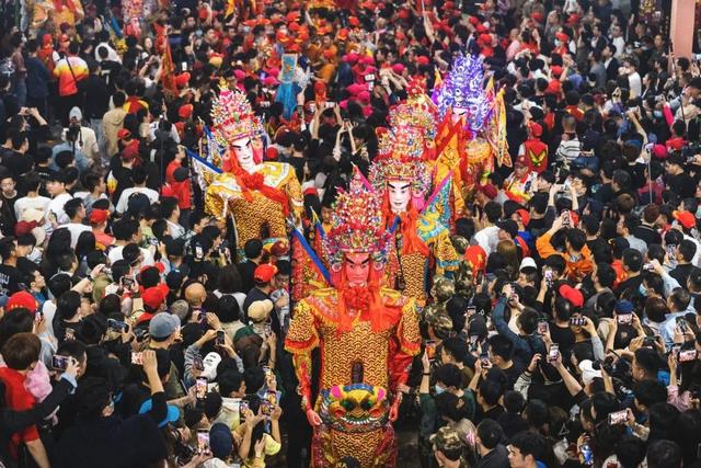 年轻人挤满福州看游神，有人连看五场，有人“求”离家近好工作