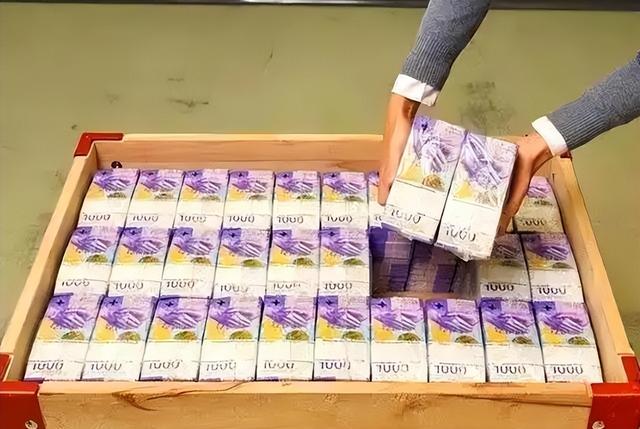 历史开了个玩笑，先倒下的不是乌克兰，而是百年中立的瑞士？