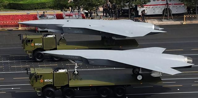 西北大漠传捷报，2款六代机同框罗布泊，试飞已到最关键时刻！