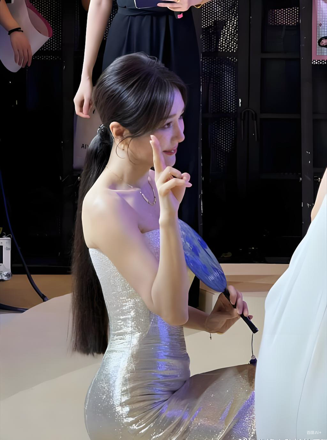 秦岚变化太大了，胸很大，腰很细，臀部很大，身材有点像芭比娃娃