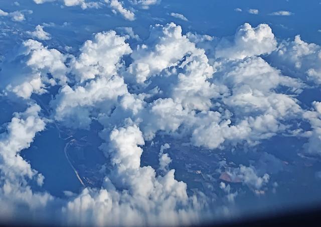 从飞机窗外高空俯瞰深圳和珠海，真的太漂亮了！