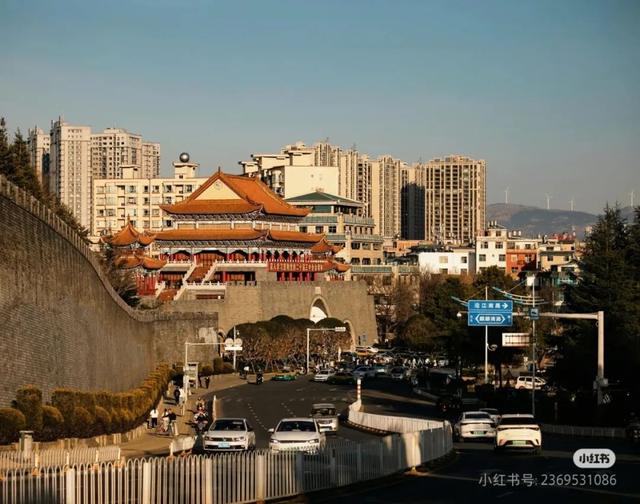 逃离高温！高铁直达22℃清凉之都，比六盘水凉快！草原惊艳瀑布奇绝，人均50吃到爽！