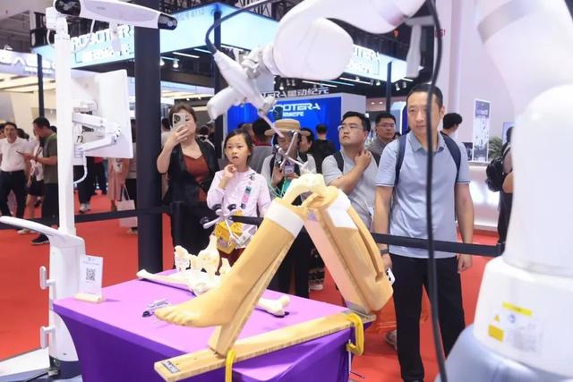 硬核北京 | 2025世界机器人大会“破圈”，工业智能、康养科技… 亦庄上演“机器人总动员”