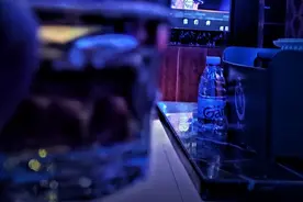 遇到吃喝嫖赌的丈夫，我陷入了男模，的爱！图片