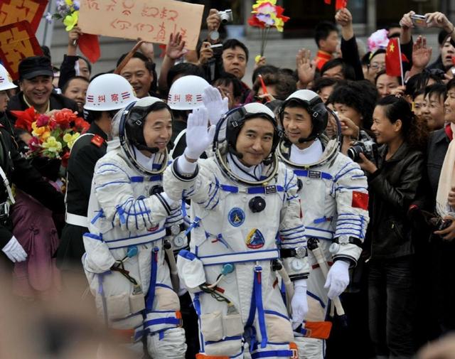 央视披露：蔡旭哲、刘伯明出舱曾遇意外，神舟二十号为何3次加防